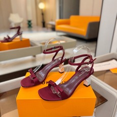 Louis Vuitton 官网夏日系列!完美楦型、 新品水钻高跟凉鞋🆕、官网同步更新 Lv电镀水钻“logo”饰以点 Louis Vuitton 官网夏日系列!完美楦型、 新品水钻高跟凉鞋🆕、官网同步更新 Lv电镀水钻“logo”饰以点