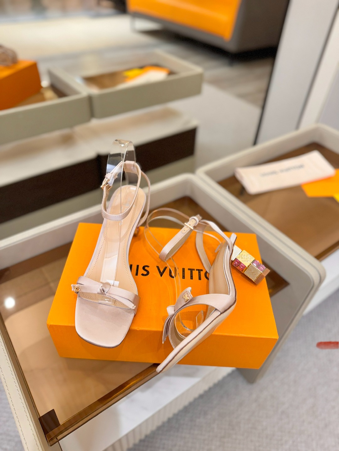 Louis Vuitton 官网夏日系列!完美楦型、 新品水钻高跟凉鞋🆕、官网同步更新 Lv电镀水钻“logo”饰以点 Louis Vuitton 官网夏日系列!完美楦型、 新品水钻高跟凉鞋🆕、官网同步更新 Lv电镀水钻“logo”饰以点