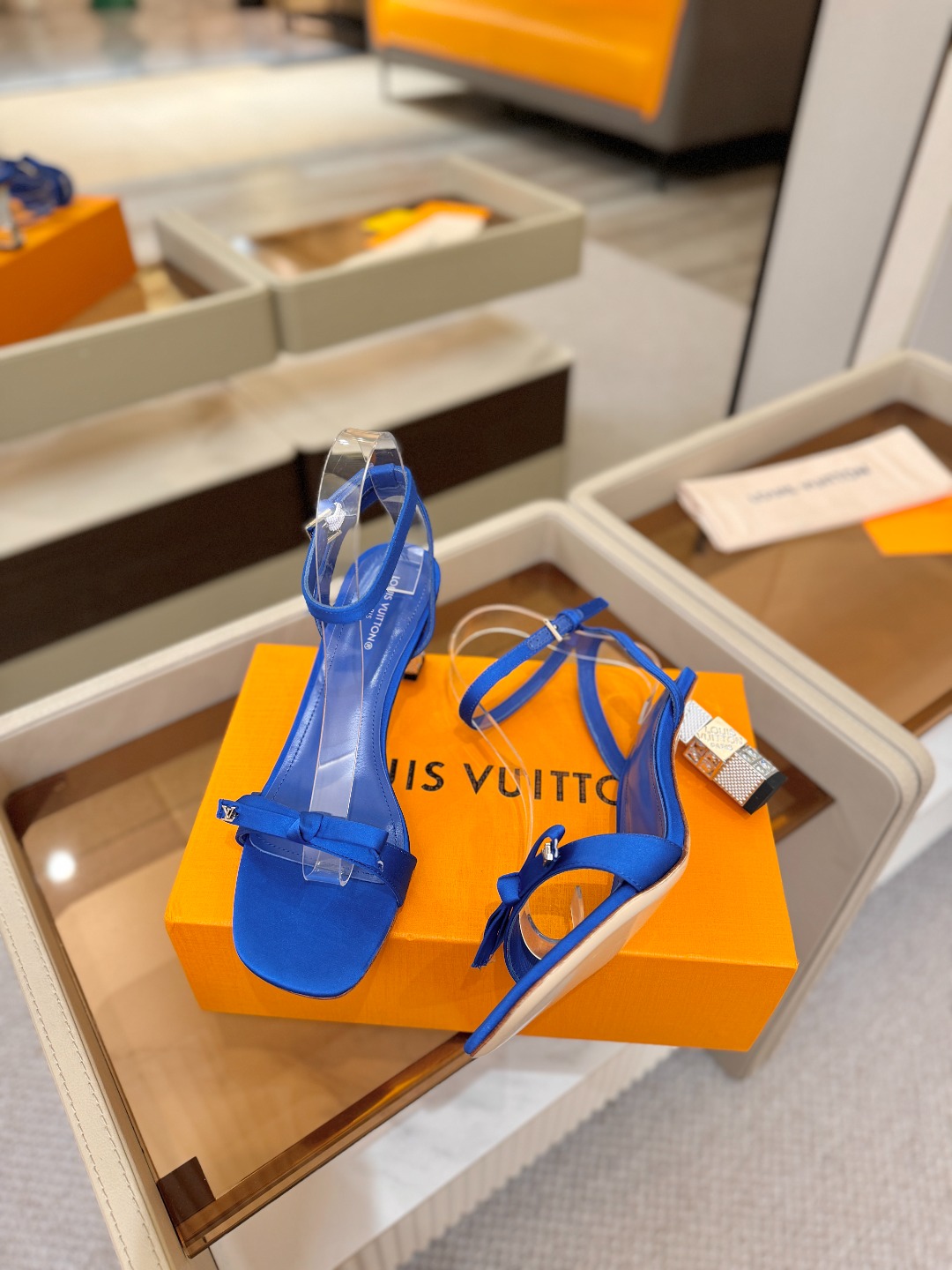 Louis Vuitton 官网夏日系列!完美楦型、 新品水钻高跟凉鞋🆕、官网同步更新 Lv电镀水钻“logo”饰以点 Louis Vuitton 官网夏日系列!完美楦型、 新品水钻高跟凉鞋🆕、官网同步更新 Lv电镀水钻“logo”饰以点