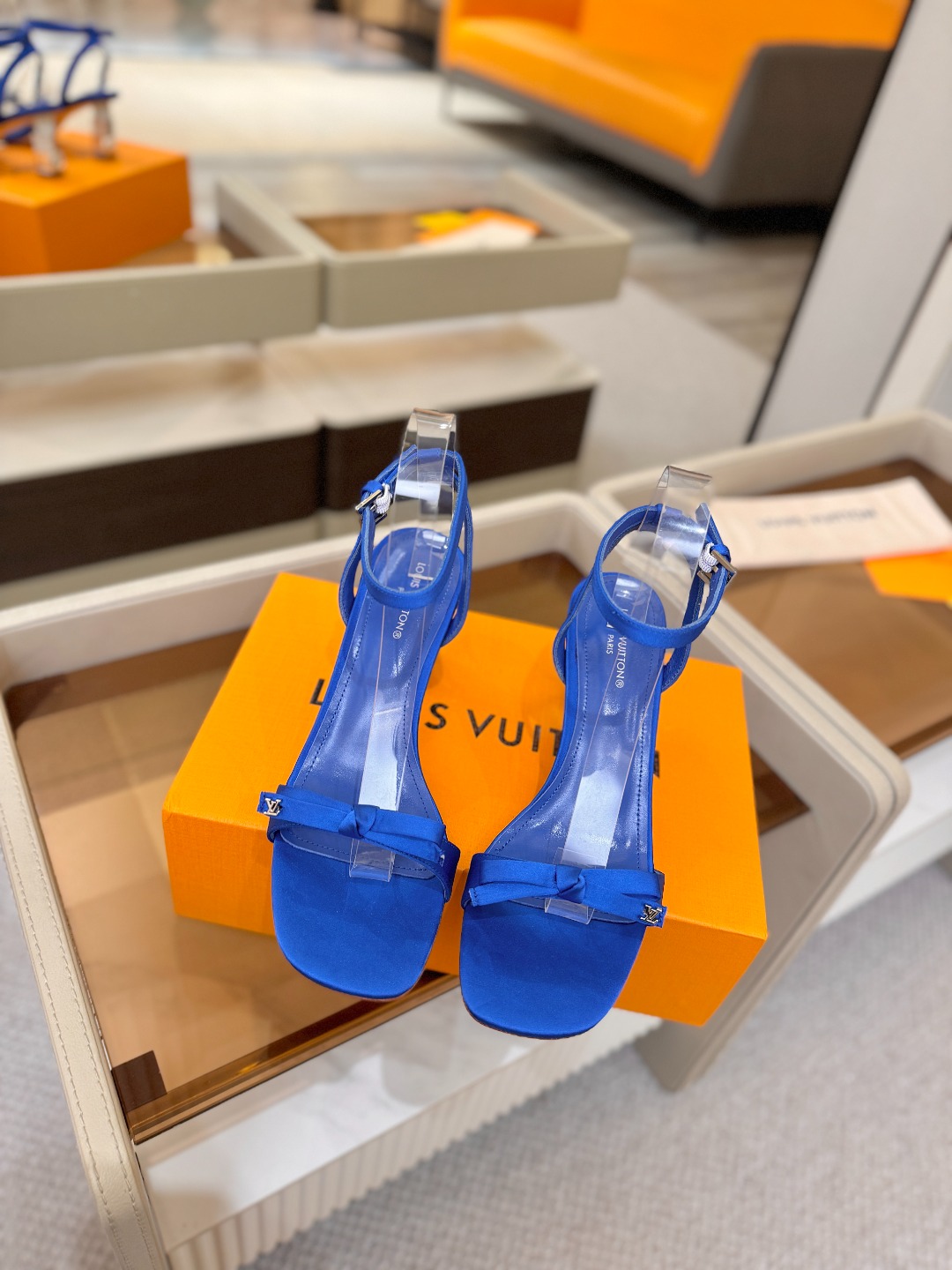Louis Vuitton 官网夏日系列!完美楦型、 新品水钻高跟凉鞋🆕、官网同步更新 Lv电镀水钻“logo”饰以点 Louis Vuitton 官网夏日系列!完美楦型、 新品水钻高跟凉鞋🆕、官网同步更新 Lv电镀水钻“logo”饰以点