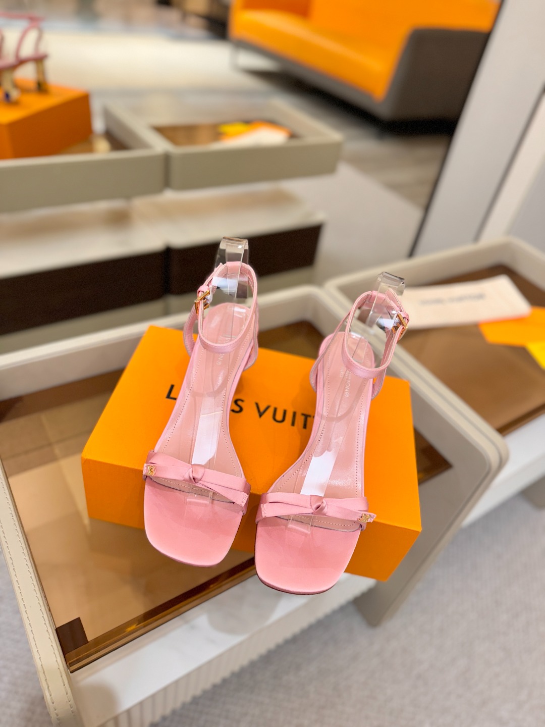 Louis Vuitton 官网夏日系列!完美楦型、 新品水钻高跟凉鞋🆕、官网同步更新 Lv电镀水钻“logo”饰以点 Louis Vuitton 官网夏日系列!完美楦型、 新品水钻高跟凉鞋🆕、官网同步更新 Lv电镀水钻“logo”饰以点