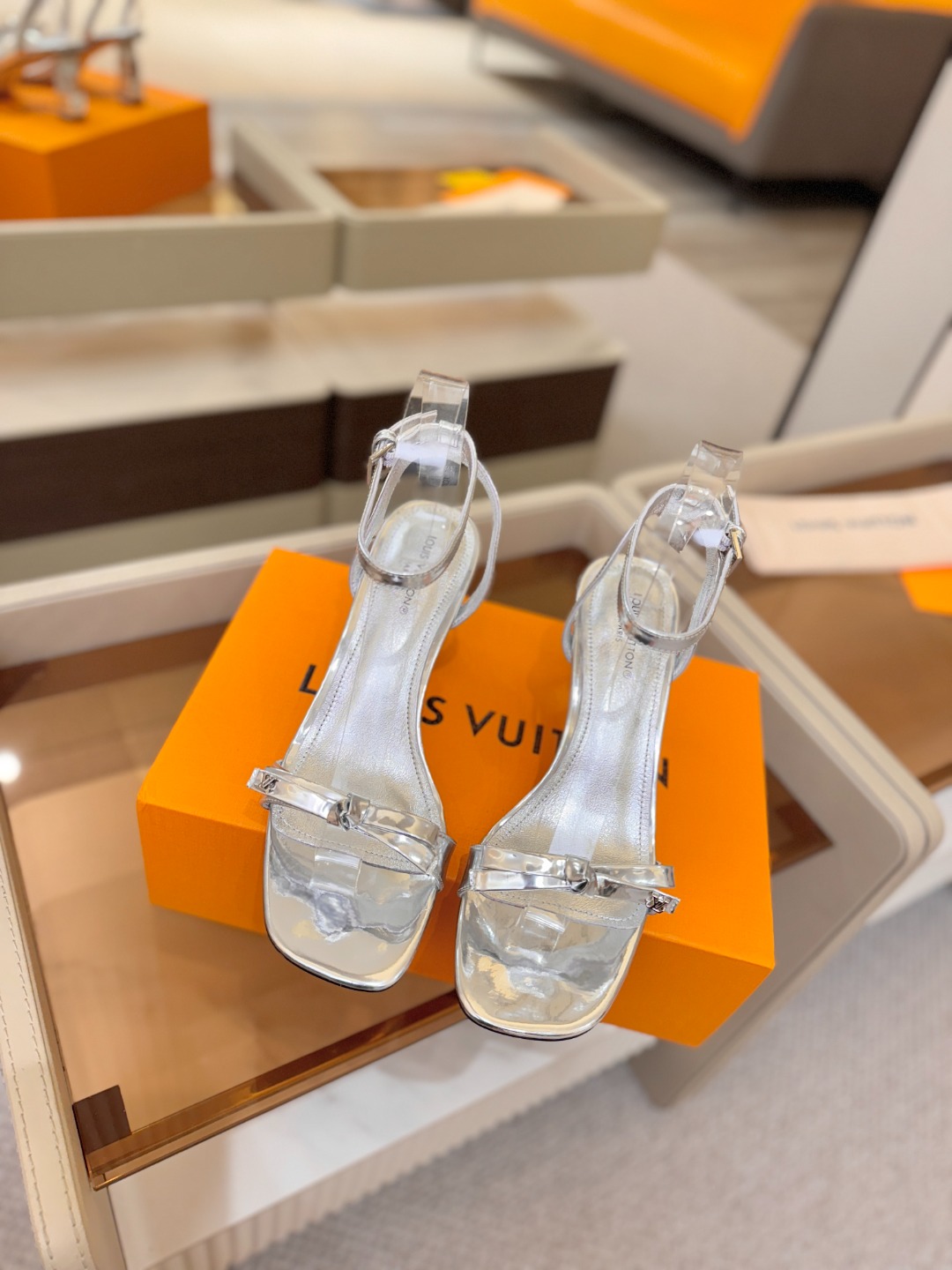 Louis Vuitton 官网夏日系列!完美楦型、 新品水钻高跟凉鞋🆕、官网同步更新 Lv电镀水钻“logo”饰以点 Louis Vuitton 官网夏日系列!完美楦型、 新品水钻高跟凉鞋🆕、官网同步更新 Lv电镀水钻“logo”饰以点
