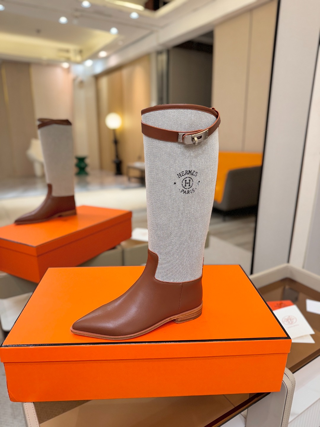 NO:958238,Price Hermes high-end hot girl Kelly Jumping knight boots, top quality and ingenious goods!! The classic reproduction is an irresistible style that everyone can wear. Elegant style, creating a different feeling!  It is an indispensable shoe in your shoe cabinet!  Simple temperament style, the highest version on the market ◆ Material imported cowhide ◆◆ Lining and foot pads imported cowhide ◆◆ Outsole Italian leather outsole Extended genuine leather sole ◆◆ Heel height High cover packaging ◆ ◢ size. ｜35-39 (34 40 41 42 customized) ◣, boots, hermes, boots, cowhide, Leather soles19860909价格 Hermes 高级辣妹kelly Jumping骑士靴顶级牛品匠心好货!!经典再现拒绝不了的款式谁穿都好看 优雅风格,创造不一样的感觉！它是你鞋柜里不可缺少的战靴！简约气质款式,市场最高版本◆ 材料进口牛皮 ◆◆ 内里、垫脚进口牛皮◆◆ 大底意大利真皮大底 延真皮底◆◆ 跟高 高盖包装 ◆ ◢ size. ｜35-39（34 40 41 42定制）◣,靴子,hermes,boots,cowhide,Leather soles,Women's Shoes