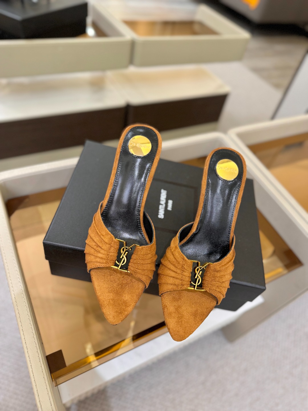 YSL「SAINT LAURENT*」  夏季新品 尖头优雅大气高跟拖鞋 ——————————  尖头设计拉长腿部线条，