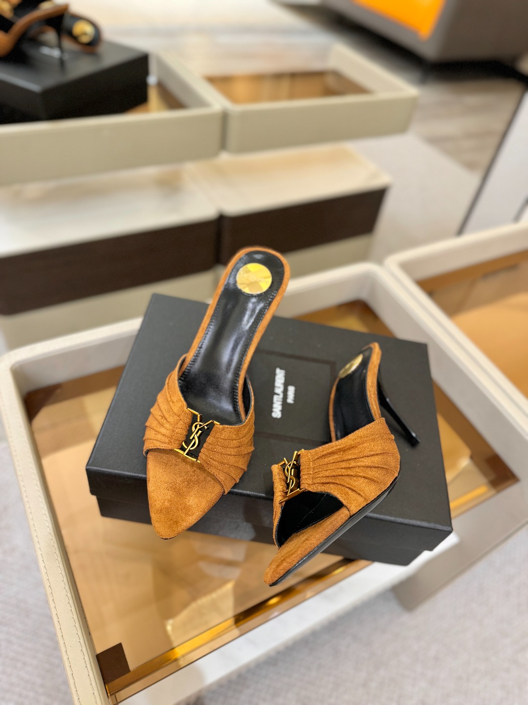 YSL「SAINT LAURENT*」  夏季新品 尖头优雅大气高跟拖鞋 ——————————  尖头设计拉长腿部线条，