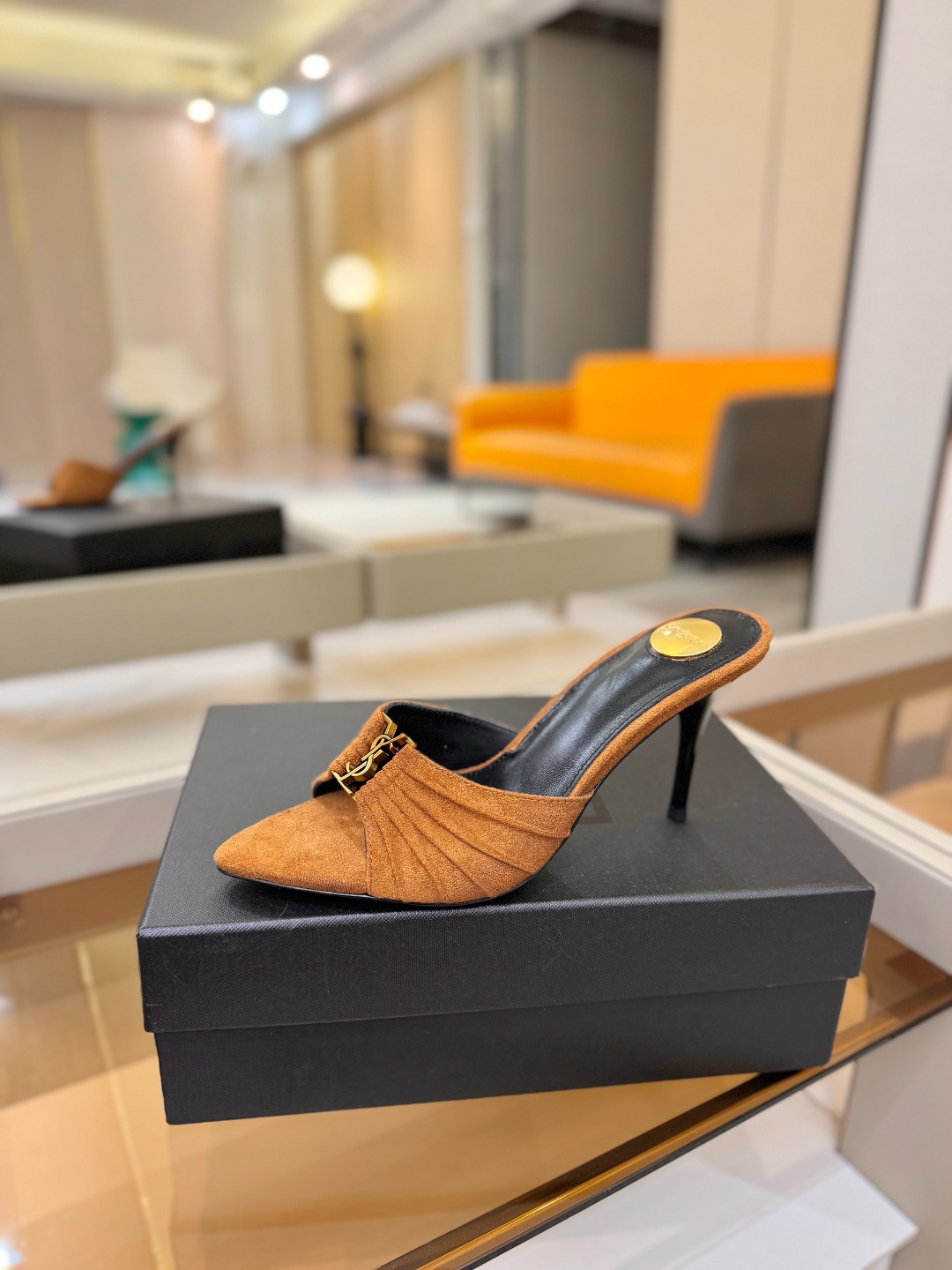 YSL「SAINT LAURENT*」  夏季新品 尖头优雅大气高跟拖鞋 ——————————  尖头设计拉长腿部线条，