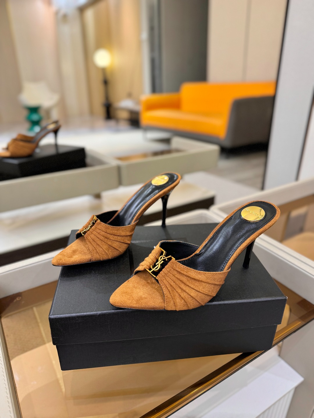 YSL「SAINT LAURENT*」  夏季新品 尖头优雅大气高跟拖鞋 ——————————  尖头设计拉长腿部线条，