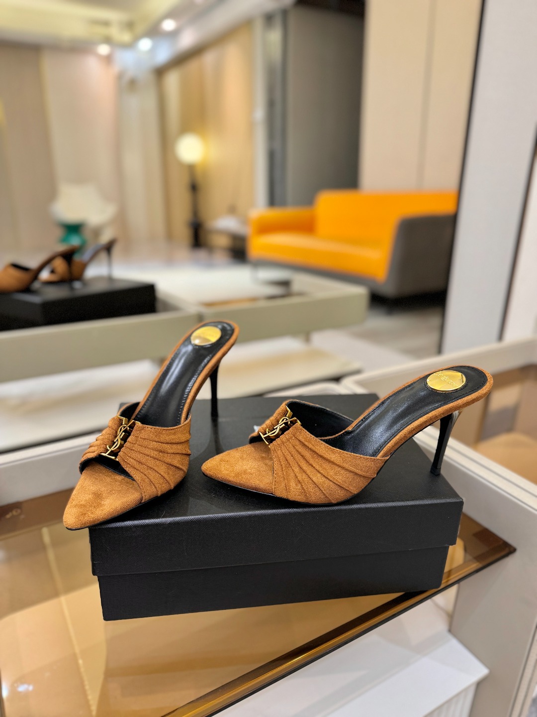YSL「SAINT LAURENT*」  夏季新品 尖头优雅大气高跟拖鞋 ——————————  尖头设计拉长腿部线条，