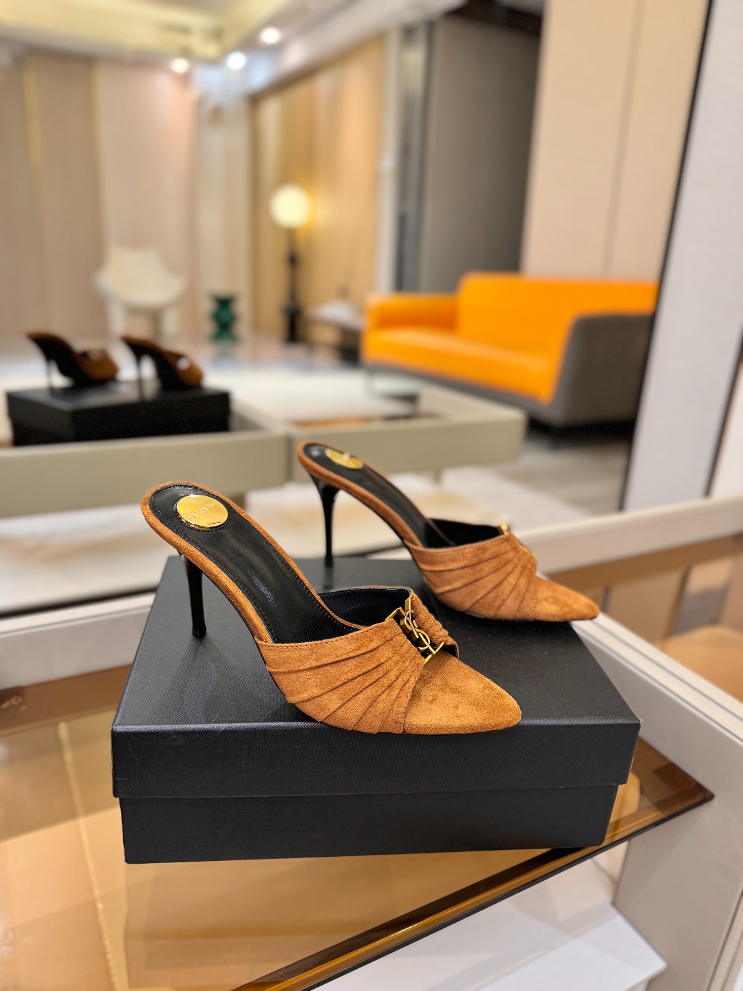 YSL「SAINT LAURENT*」  夏季新品 尖头优雅大气高跟拖鞋 ——————————  尖头设计拉长腿部线条，