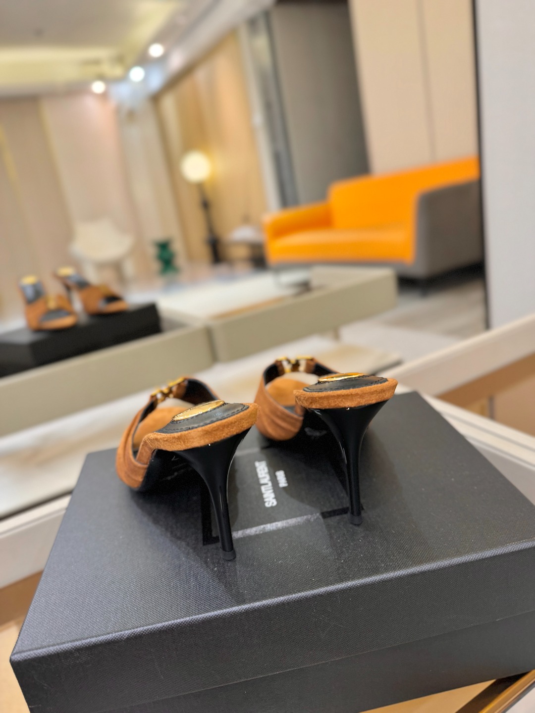 YSL「SAINT LAURENT*」  夏季新品 尖头优雅大气高跟拖鞋 ——————————  尖头设计拉长腿部线条，