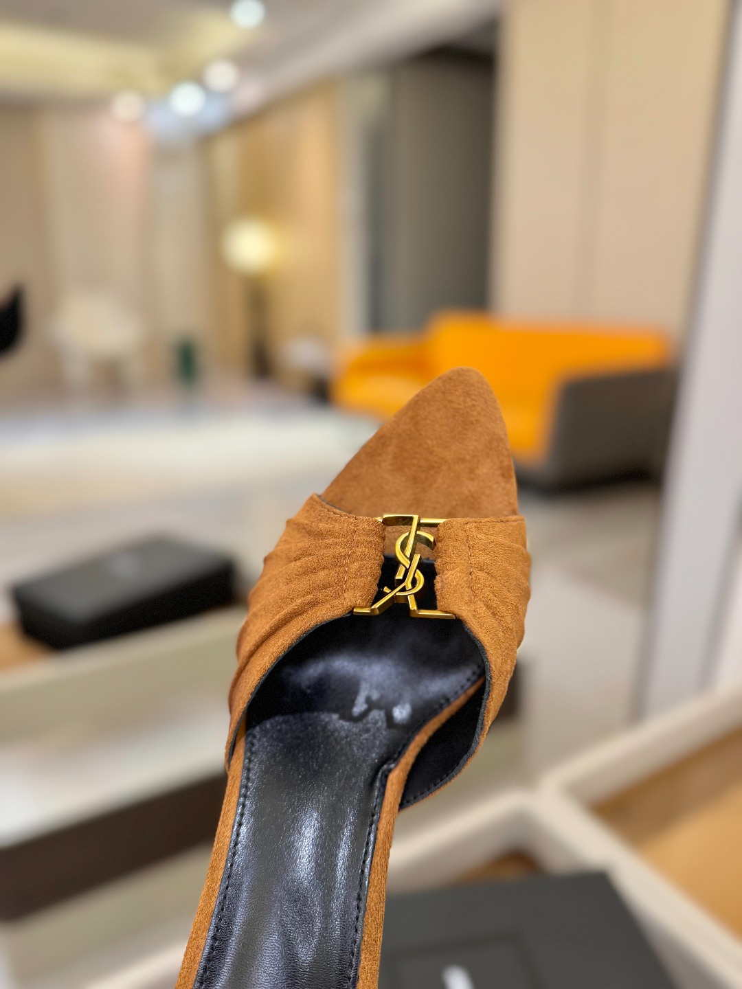 YSL「SAINT LAURENT*」  夏季新品 尖头优雅大气高跟拖鞋 ——————————  尖头设计拉长腿部线条，