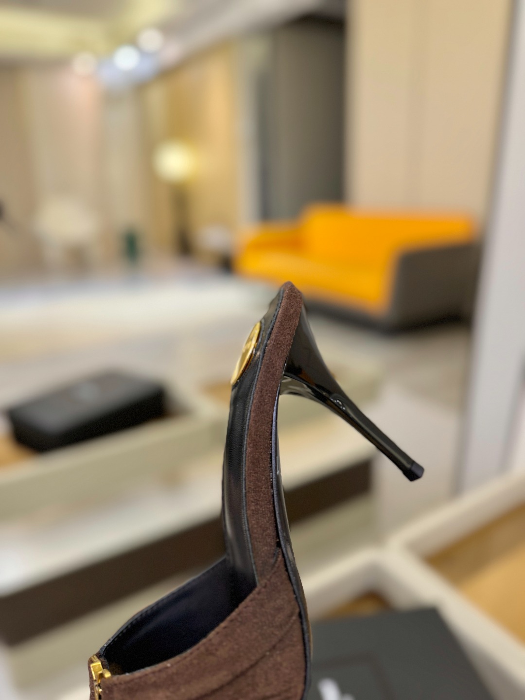 YSL「SAINT LAURENT*」  夏季新品 尖头优雅大气高跟拖鞋 ——————————  尖头设计拉长腿部线条，
