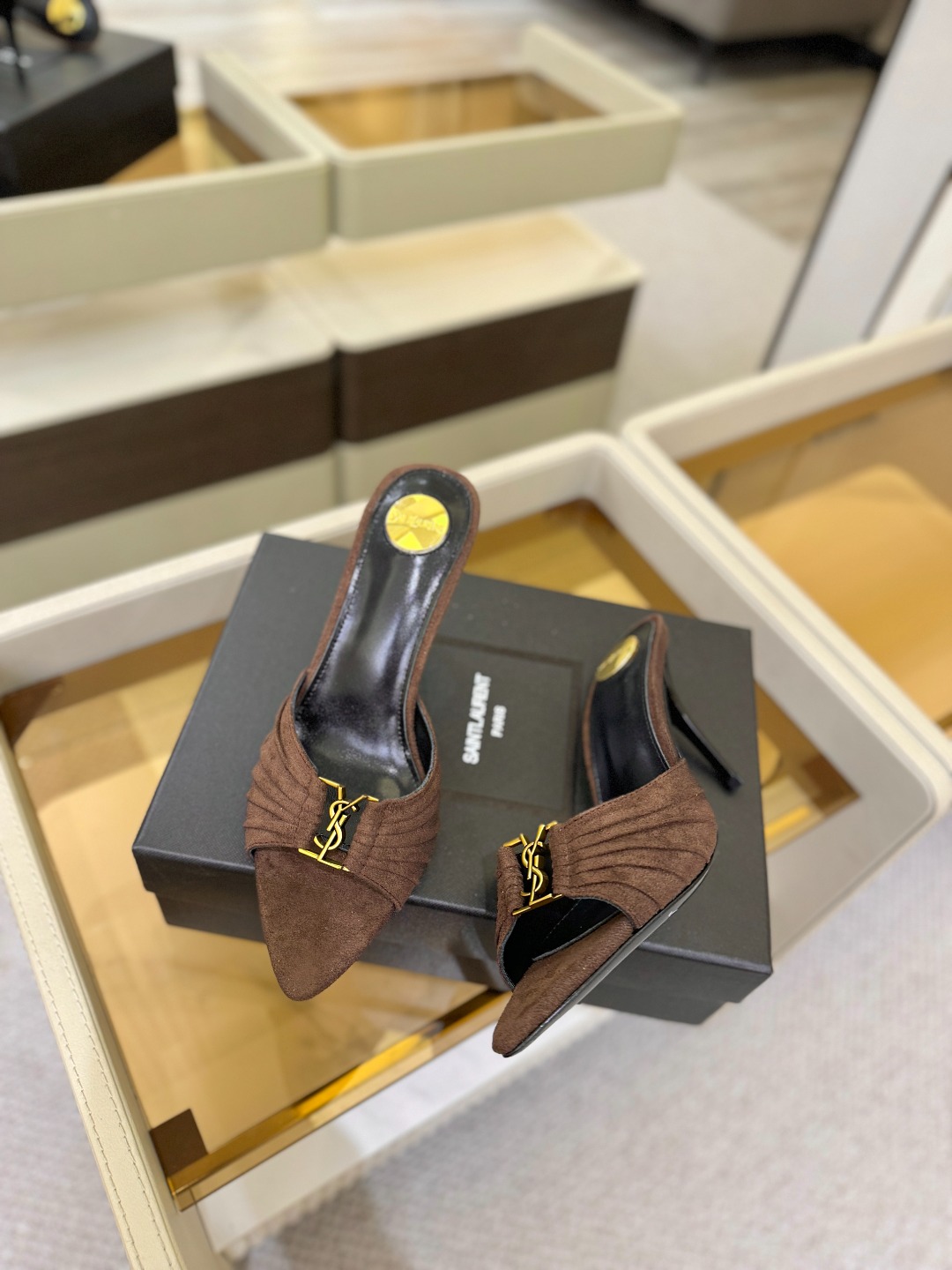 YSL「SAINT LAURENT*」  夏季新品 尖头优雅大气高跟拖鞋 ——————————  尖头设计拉长腿部线条，