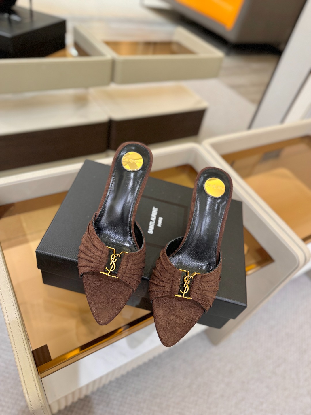 YSL「SAINT LAURENT*」  夏季新品 尖头优雅大气高跟拖鞋 ——————————  尖头设计拉长腿部线条，