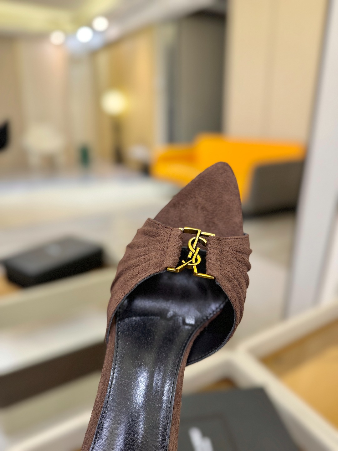 YSL「SAINT LAURENT*」  夏季新品 尖头优雅大气高跟拖鞋 ——————————  尖头设计拉长腿部线条，