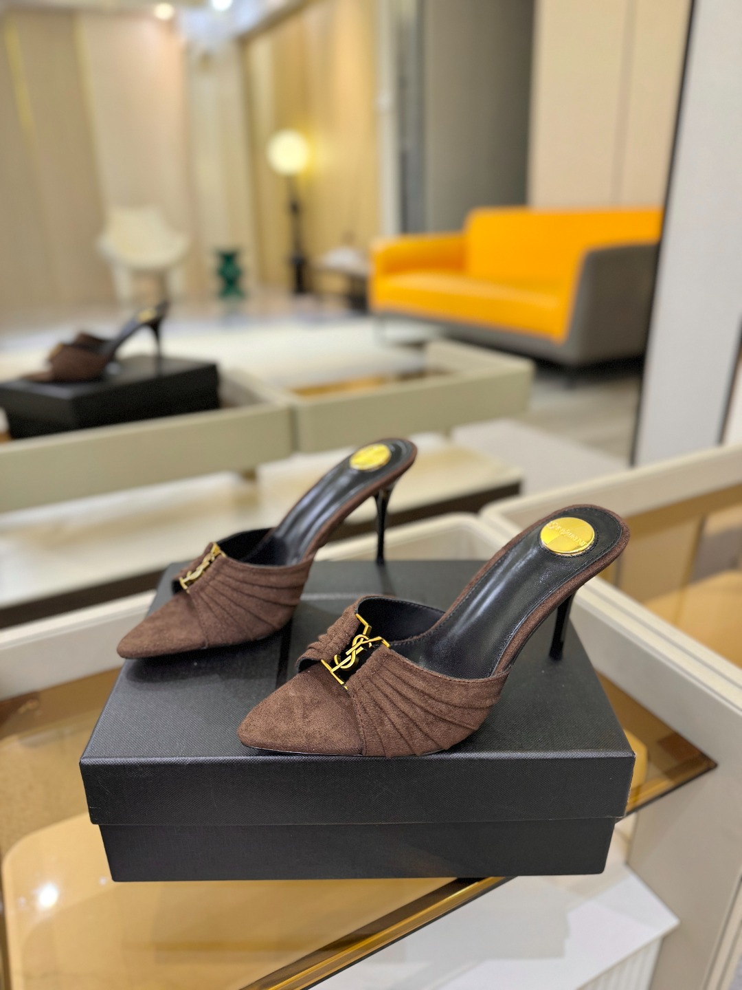 YSL「SAINT LAURENT*」  夏季新品 尖头优雅大气高跟拖鞋 ——————————  尖头设计拉长腿部线条，