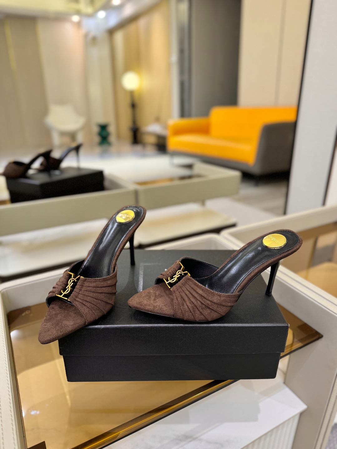 YSL「SAINT LAURENT*」  夏季新品 尖头优雅大气高跟拖鞋 ——————————  尖头设计拉长腿部线条，