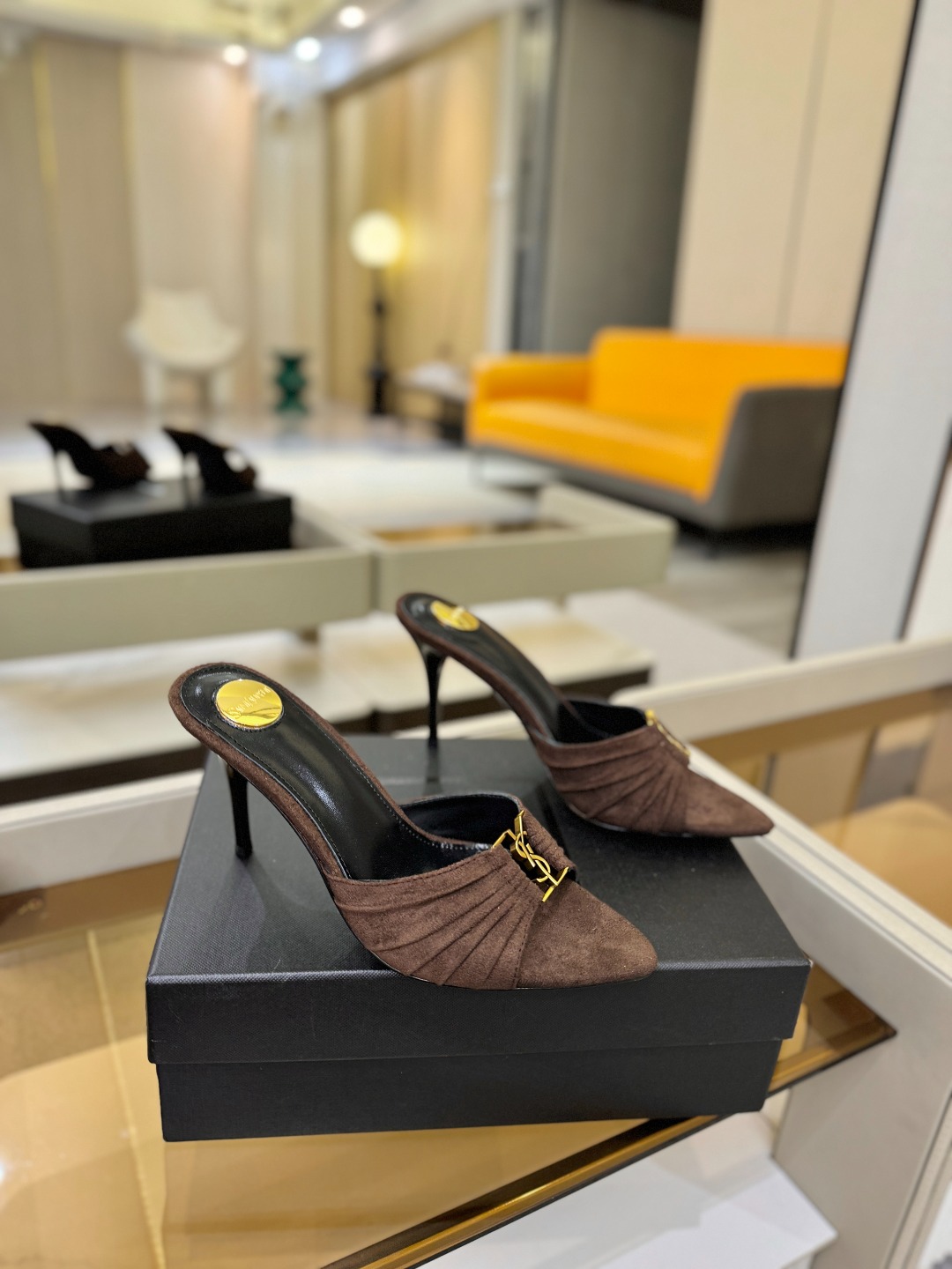 YSL「SAINT LAURENT*」  夏季新品 尖头优雅大气高跟拖鞋 ——————————  尖头设计拉长腿部线条，