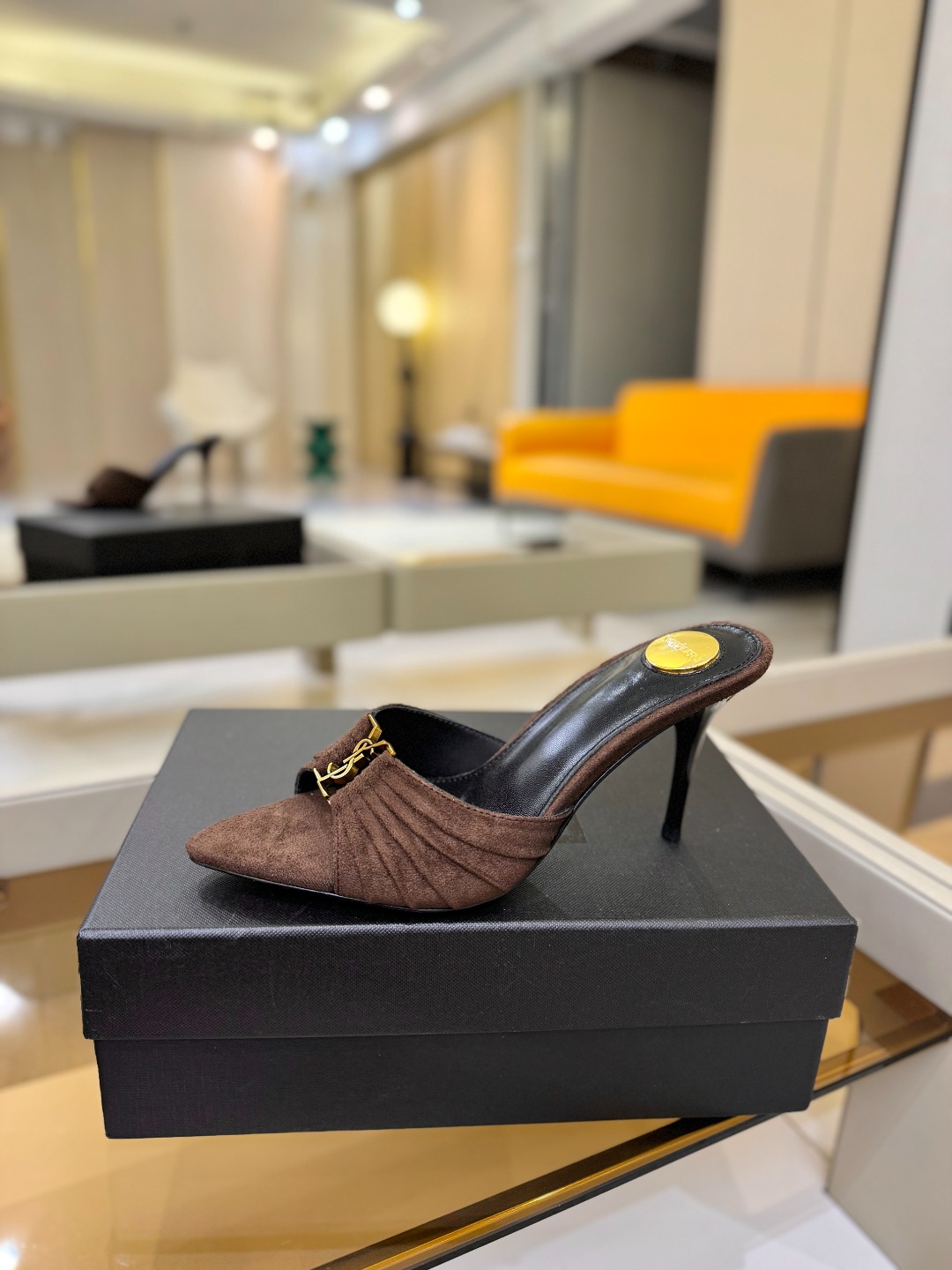 YSL「SAINT LAURENT*」  夏季新品 尖头优雅大气高跟拖鞋 ——————————  尖头设计拉长腿部线条，