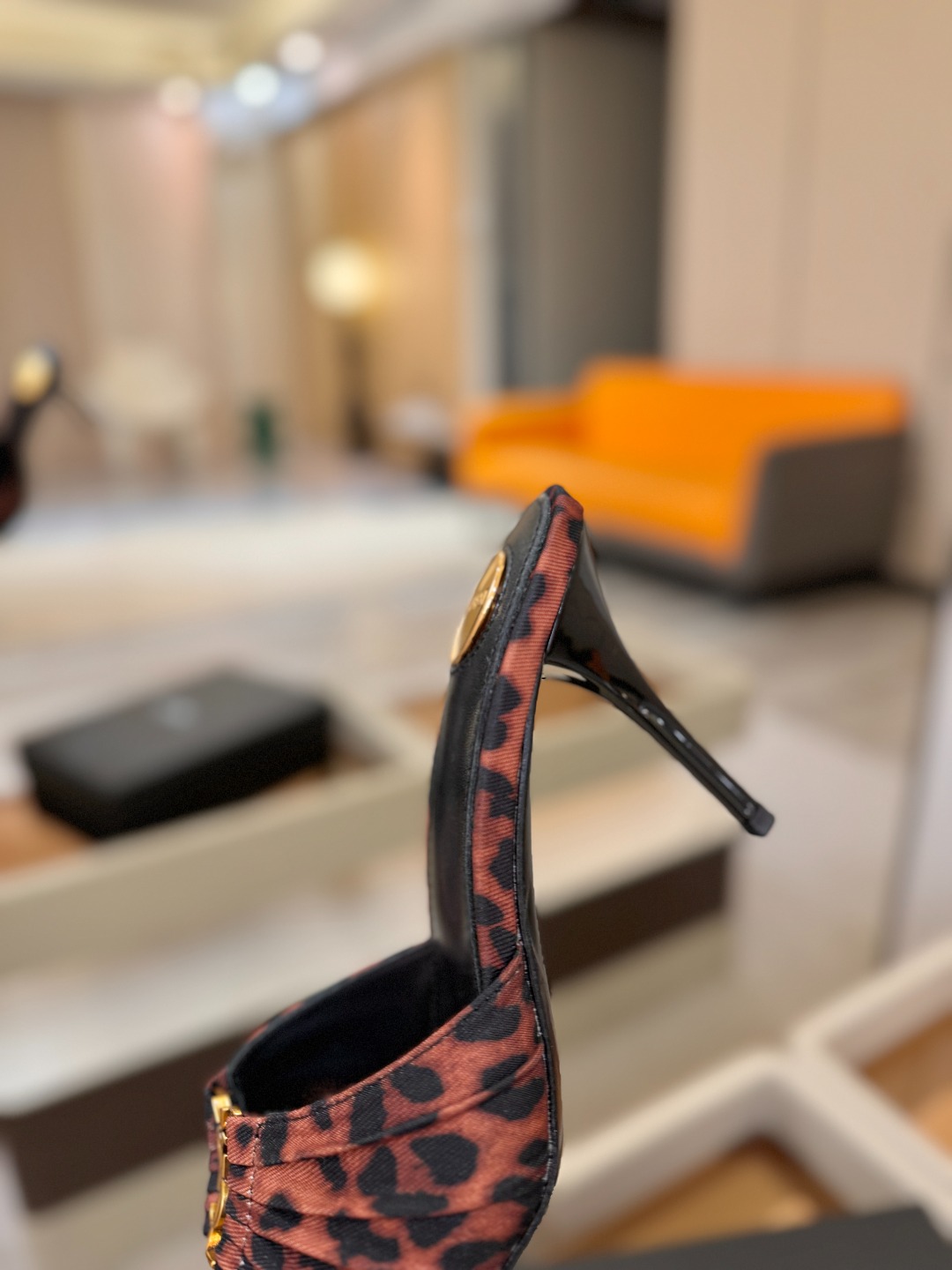 YSL「SAINT LAURENT*」  夏季新品 尖头优雅大气高跟拖鞋 ——————————  尖头设计拉长腿部线条，