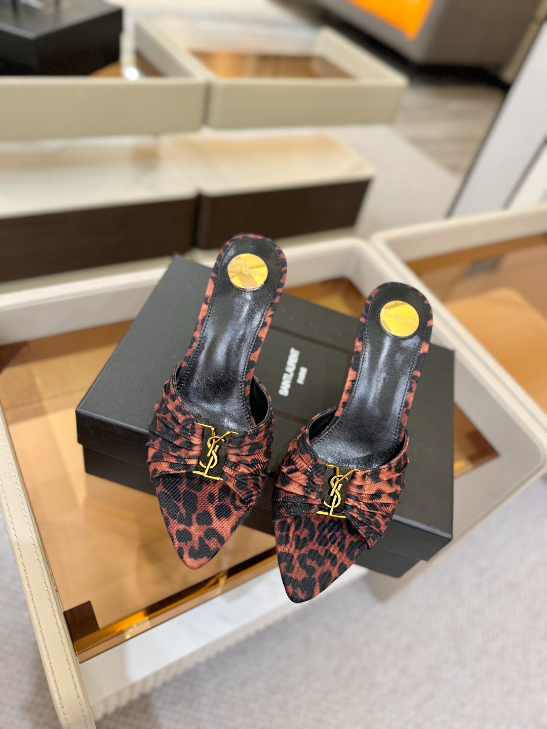 YSL「SAINT LAURENT*」  夏季新品 尖头优雅大气高跟拖鞋 ——————————  尖头设计拉长腿部线条，