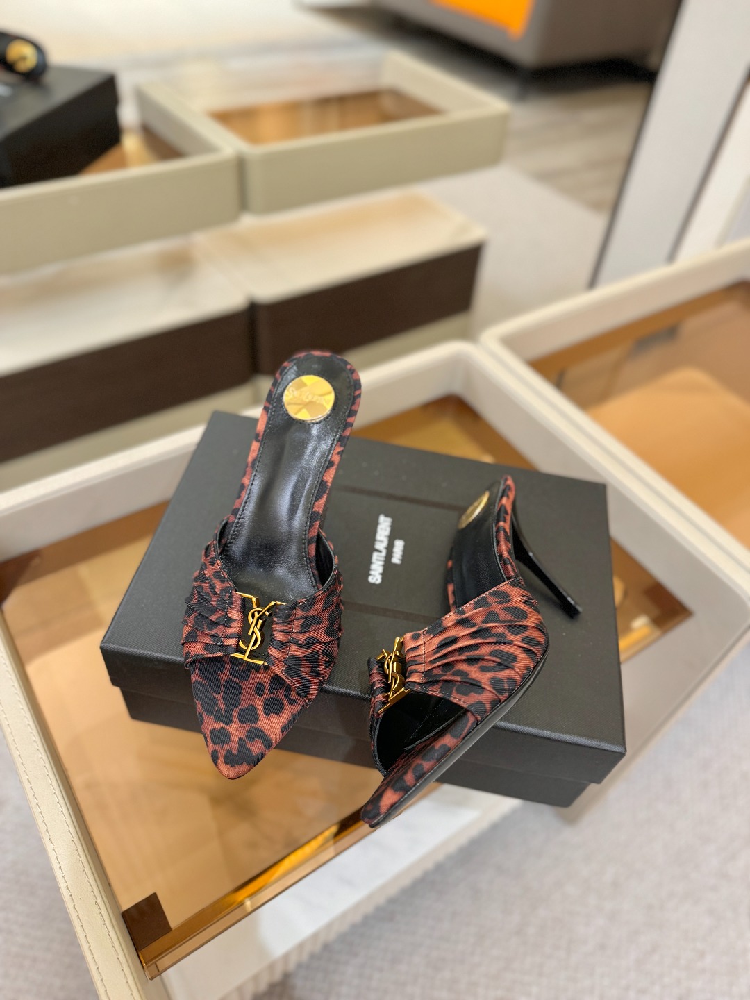 YSL「SAINT LAURENT*」  夏季新品 尖头优雅大气高跟拖鞋 ——————————  尖头设计拉长腿部线条，