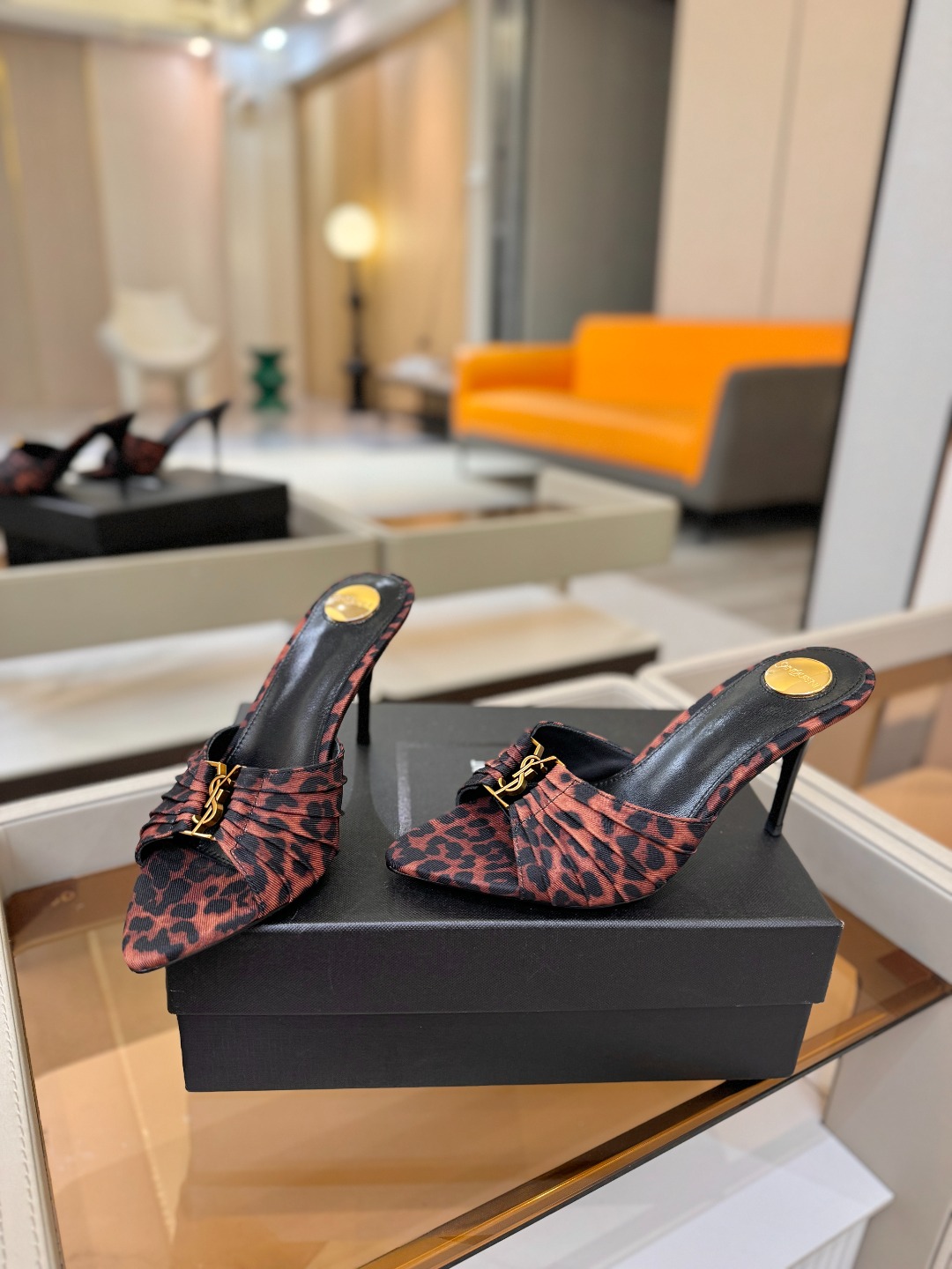 YSL「SAINT LAURENT*」  夏季新品 尖头优雅大气高跟拖鞋 ——————————  尖头设计拉长腿部线条，