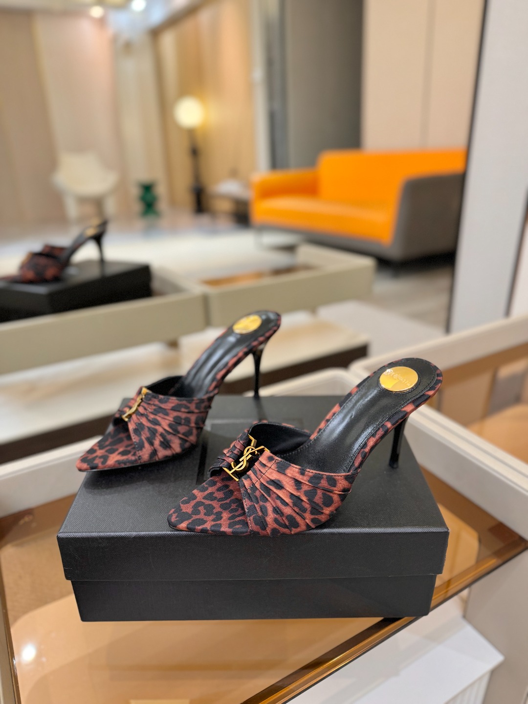 YSL「SAINT LAURENT*」  夏季新品 尖头优雅大气高跟拖鞋 ——————————  尖头设计拉长腿部线条，