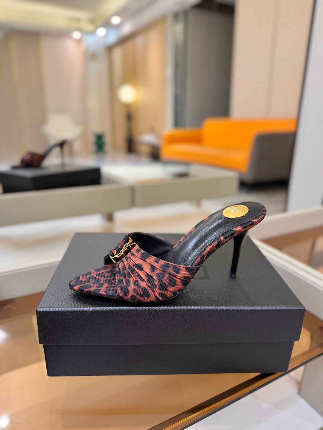 YSL「SAINT LAURENT*」  夏季新品 尖头优雅大气高跟拖鞋 ——————————  尖头设计拉长腿部线条，