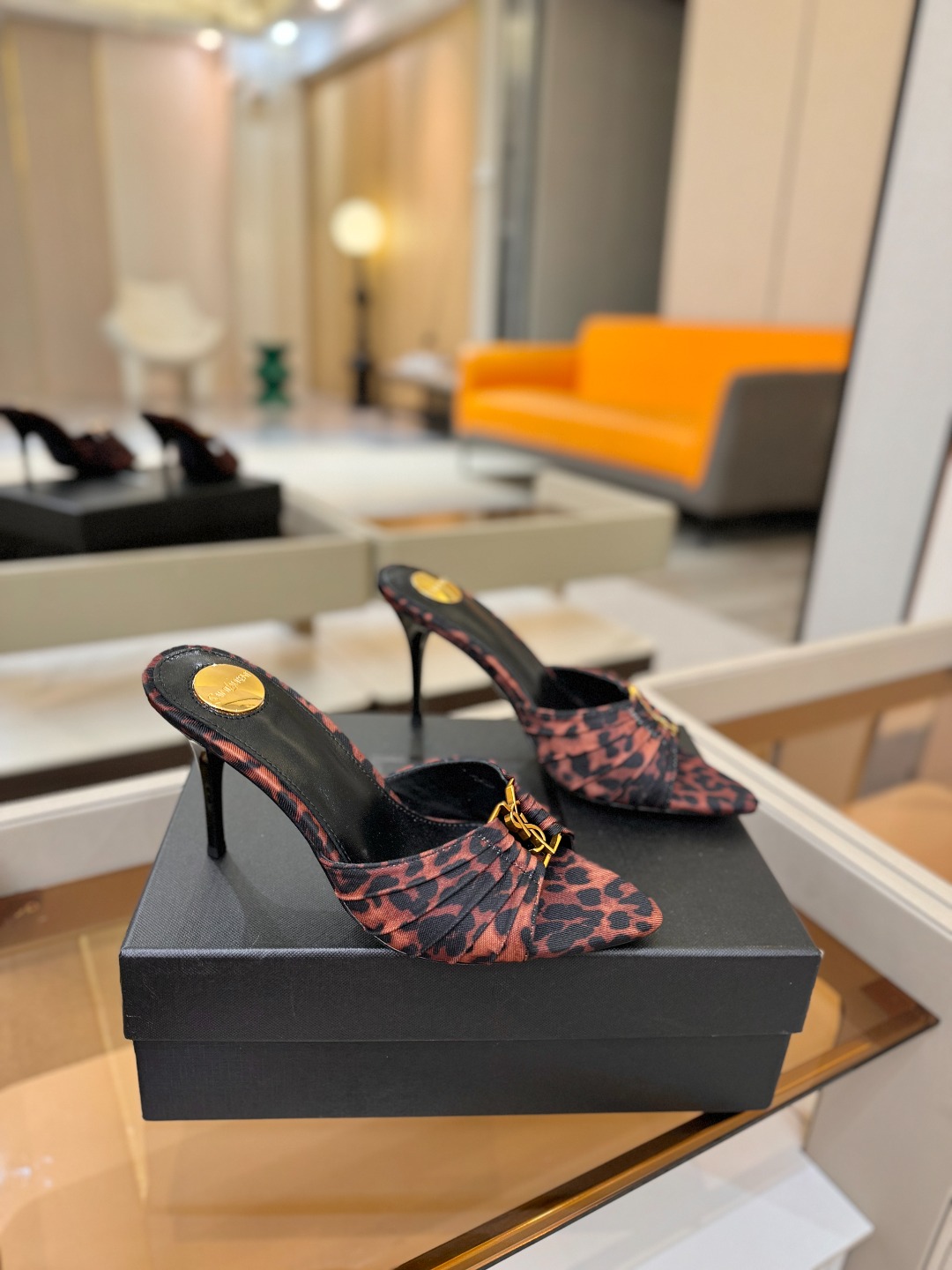 YSL「SAINT LAURENT*」  夏季新品 尖头优雅大气高跟拖鞋 ——————————  尖头设计拉长腿部线条，