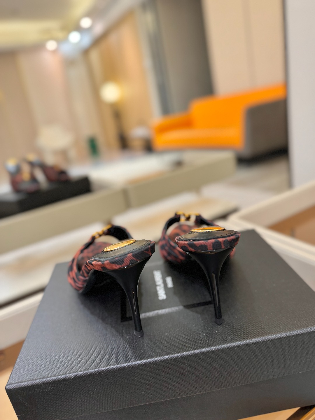 YSL「SAINT LAURENT*」  夏季新品 尖头优雅大气高跟拖鞋 ——————————  尖头设计拉长腿部线条，