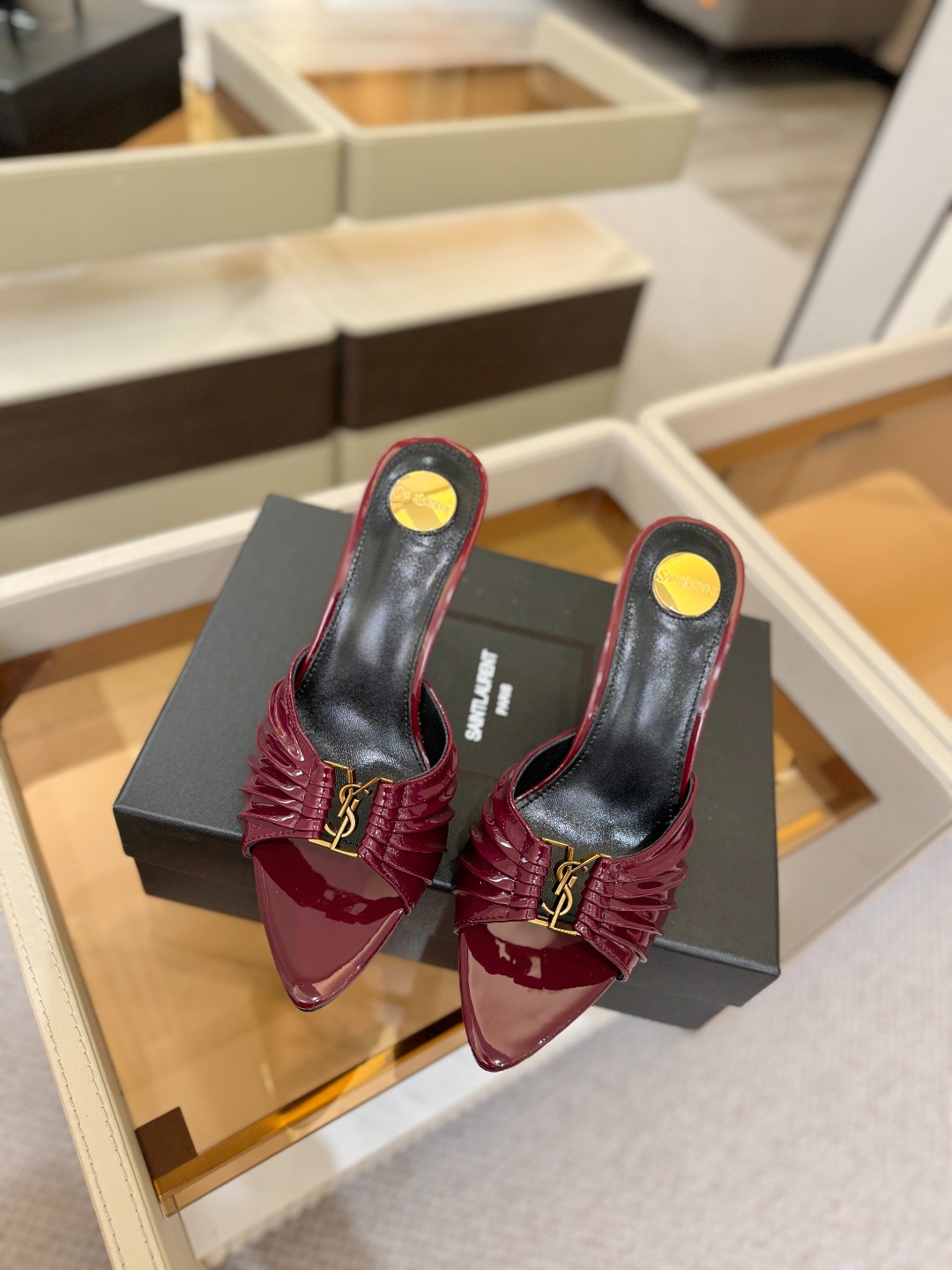 YSL「SAINT LAURENT*」  夏季新品 尖头优雅大气高跟拖鞋 ——————————  尖头设计拉长腿部线条，