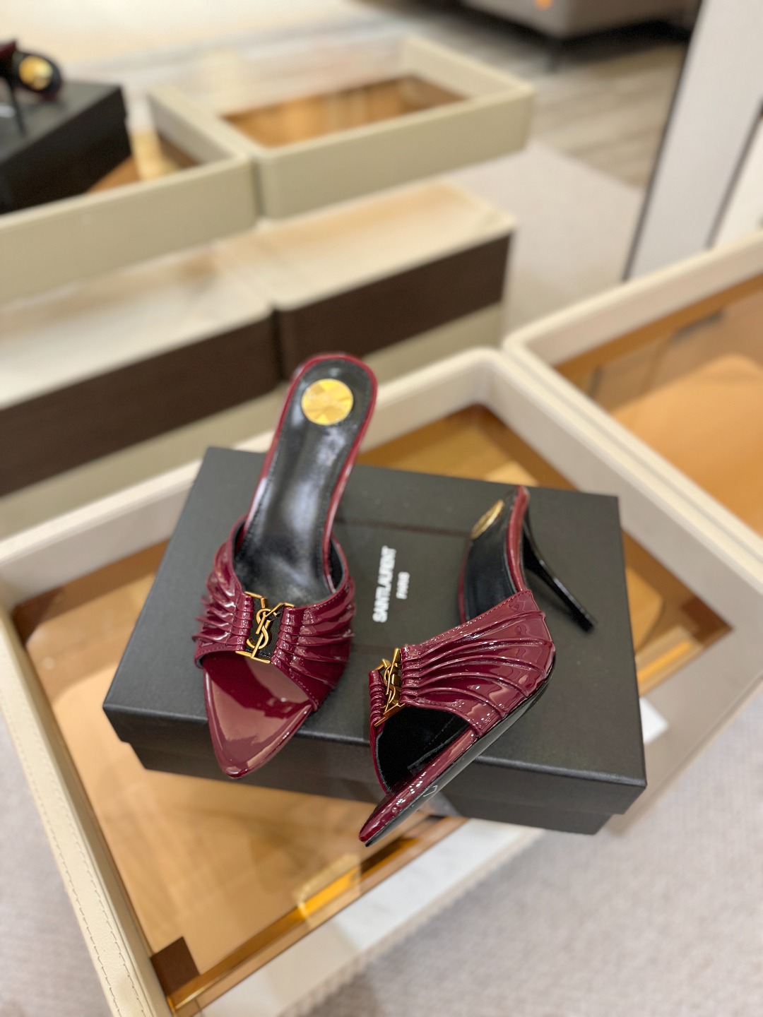 YSL「SAINT LAURENT*」  夏季新品 尖头优雅大气高跟拖鞋 ——————————  尖头设计拉长腿部线条，