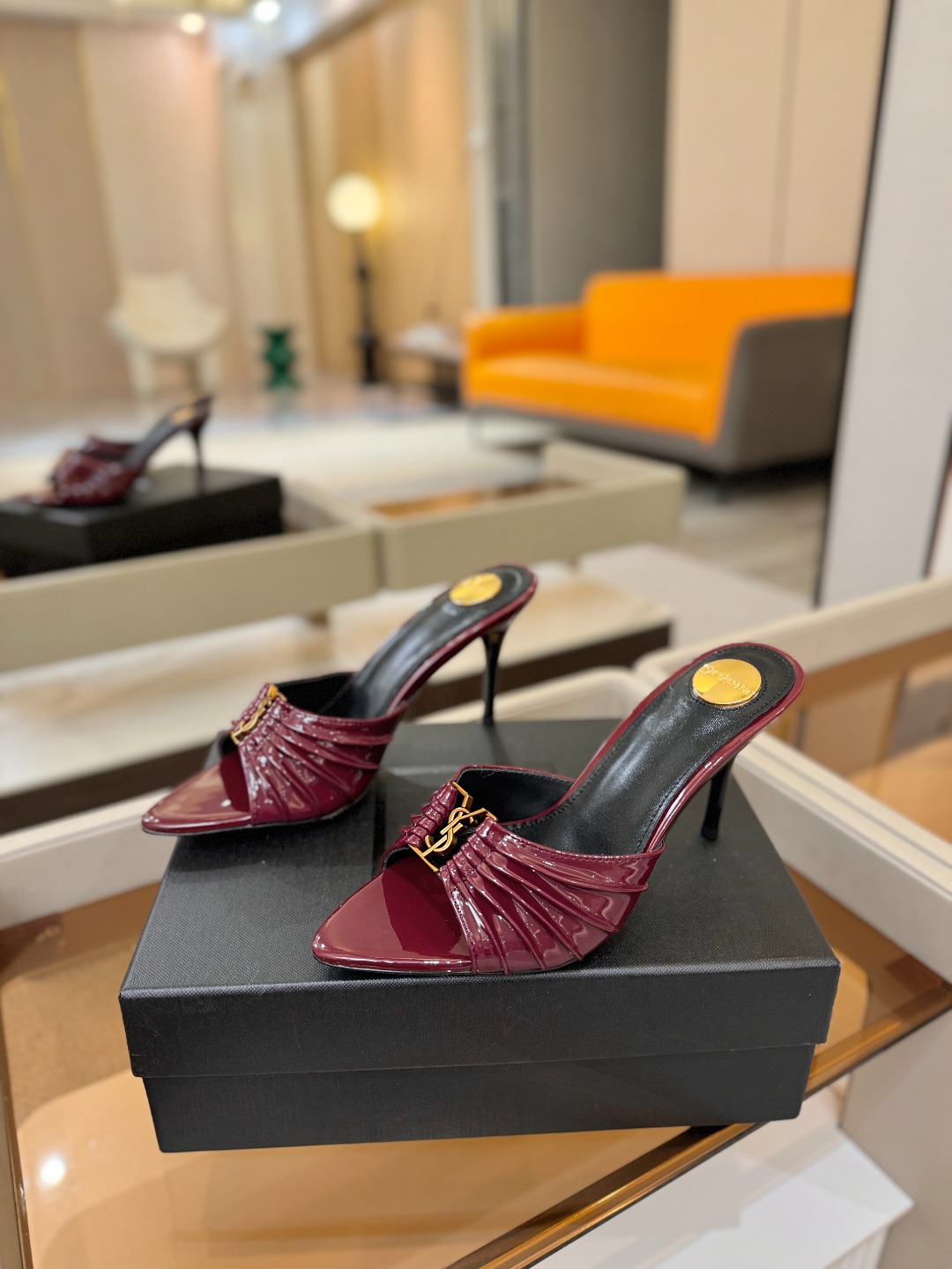 YSL「SAINT LAURENT*」  夏季新品 尖头优雅大气高跟拖鞋 ——————————  尖头设计拉长腿部线条，