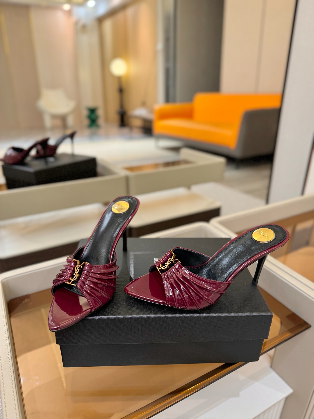 YSL「SAINT LAURENT*」  夏季新品 尖头优雅大气高跟拖鞋 ——————————  尖头设计拉长腿部线条，