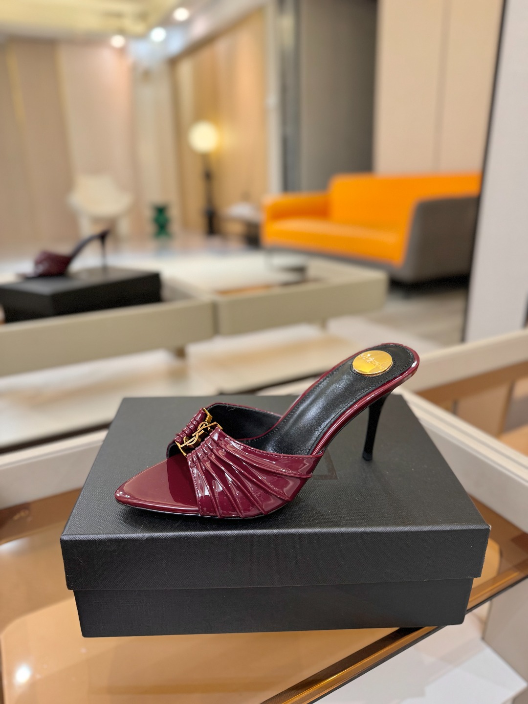 YSL「SAINT LAURENT*」  夏季新品 尖头优雅大气高跟拖鞋 ——————————  尖头设计拉长腿部线条，