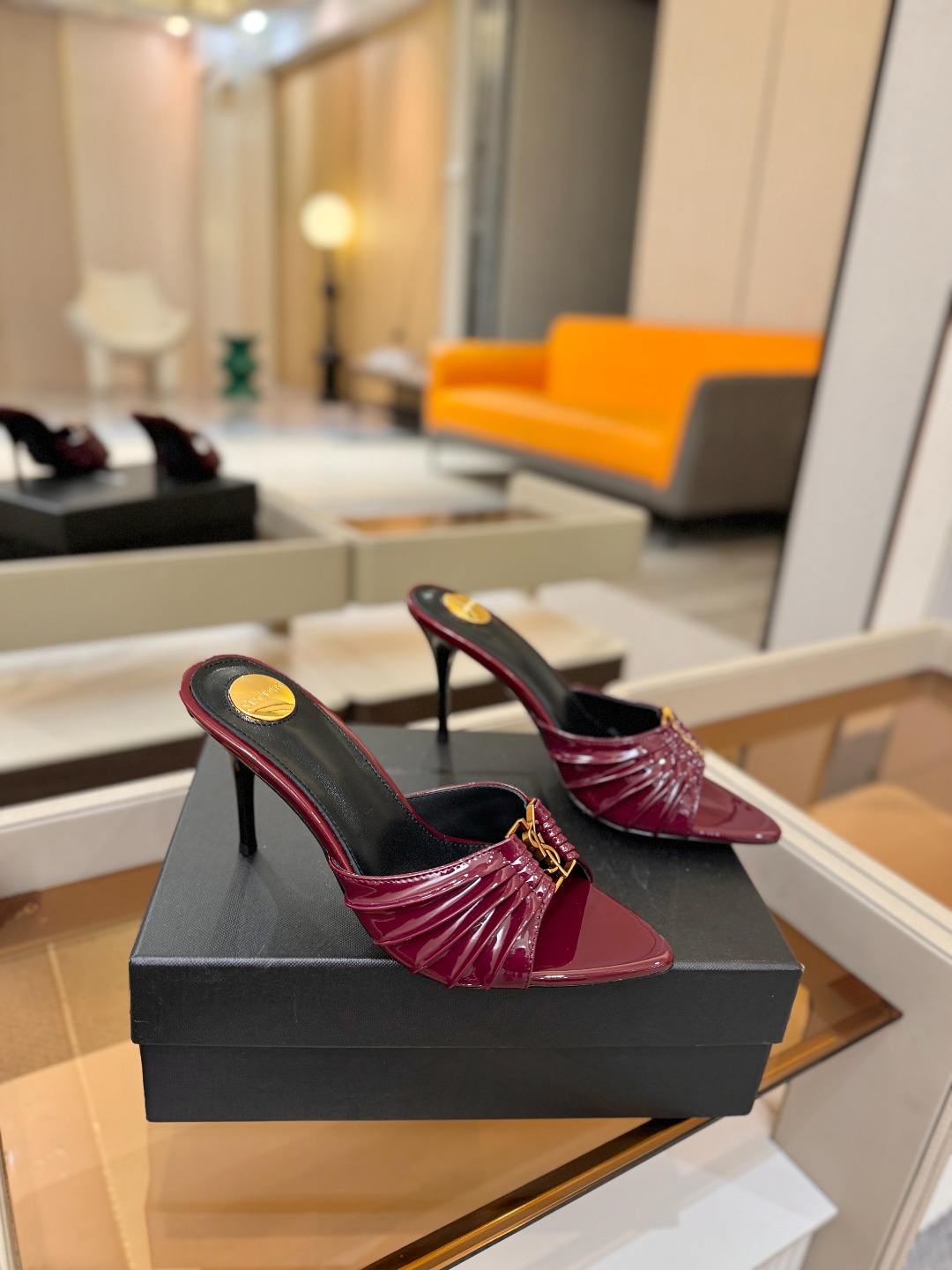 YSL「SAINT LAURENT*」  夏季新品 尖头优雅大气高跟拖鞋 ——————————  尖头设计拉长腿部线条，