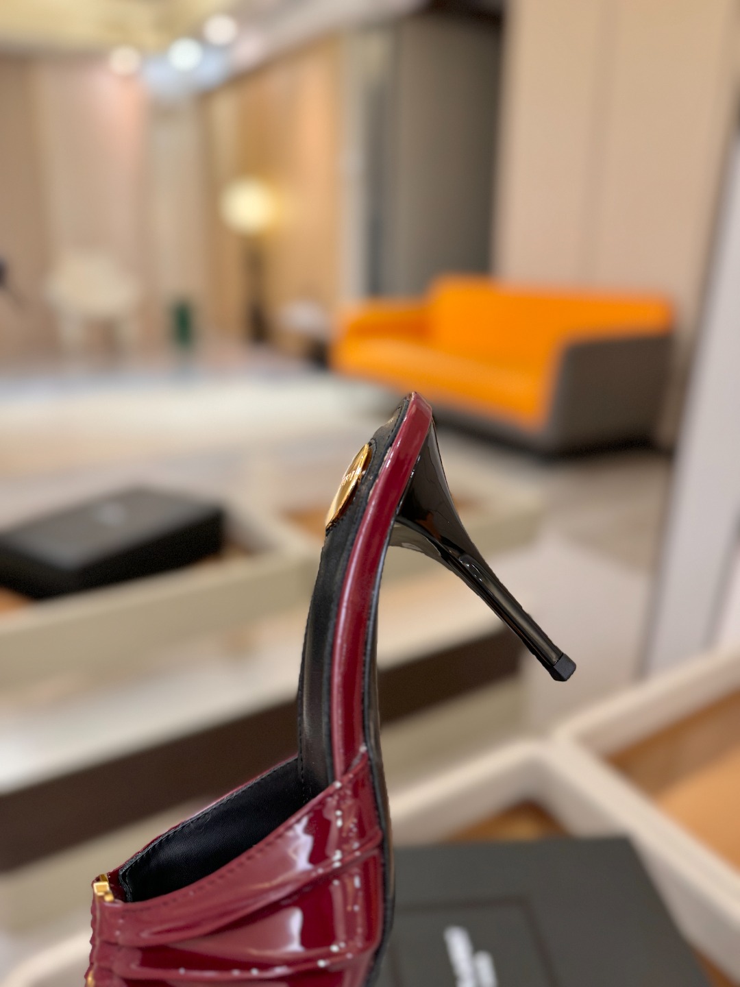 YSL「SAINT LAURENT*」  夏季新品 尖头优雅大气高跟拖鞋 ——————————  尖头设计拉长腿部线条，