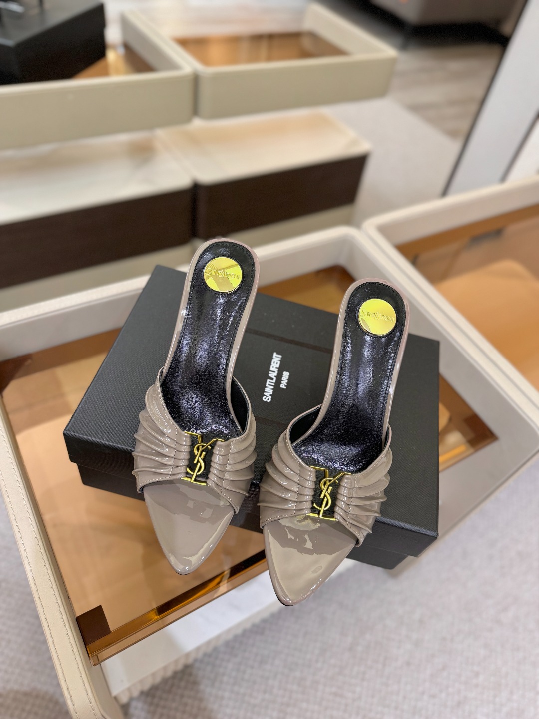 YSL「SAINT LAURENT*」  夏季新品 尖头优雅大气高跟拖鞋 ——————————  尖头设计拉长腿部线条，