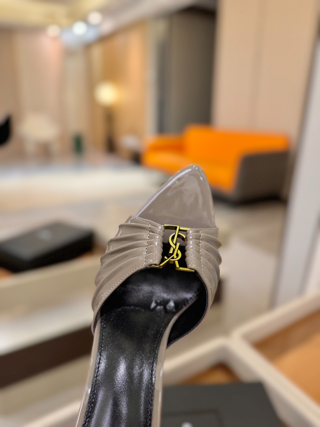 YSL「SAINT LAURENT*」  夏季新品 尖头优雅大气高跟拖鞋 ——————————  尖头设计拉长腿部线条，