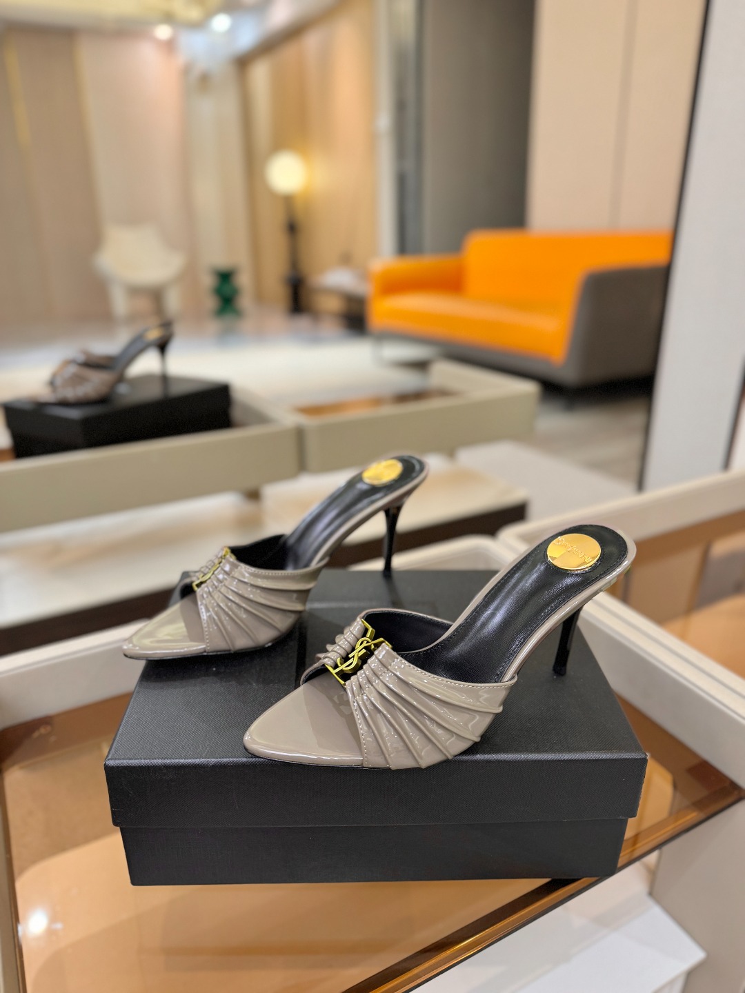YSL「SAINT LAURENT*」  夏季新品 尖头优雅大气高跟拖鞋 ——————————  尖头设计拉长腿部线条，