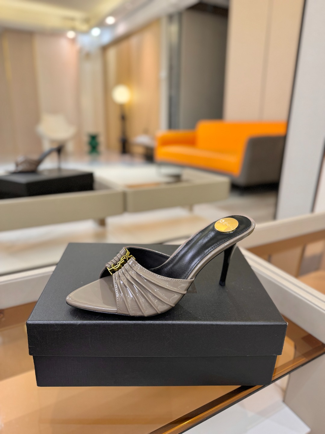 YSL「SAINT LAURENT*」  夏季新品 尖头优雅大气高跟拖鞋 ——————————  尖头设计拉长腿部线条，