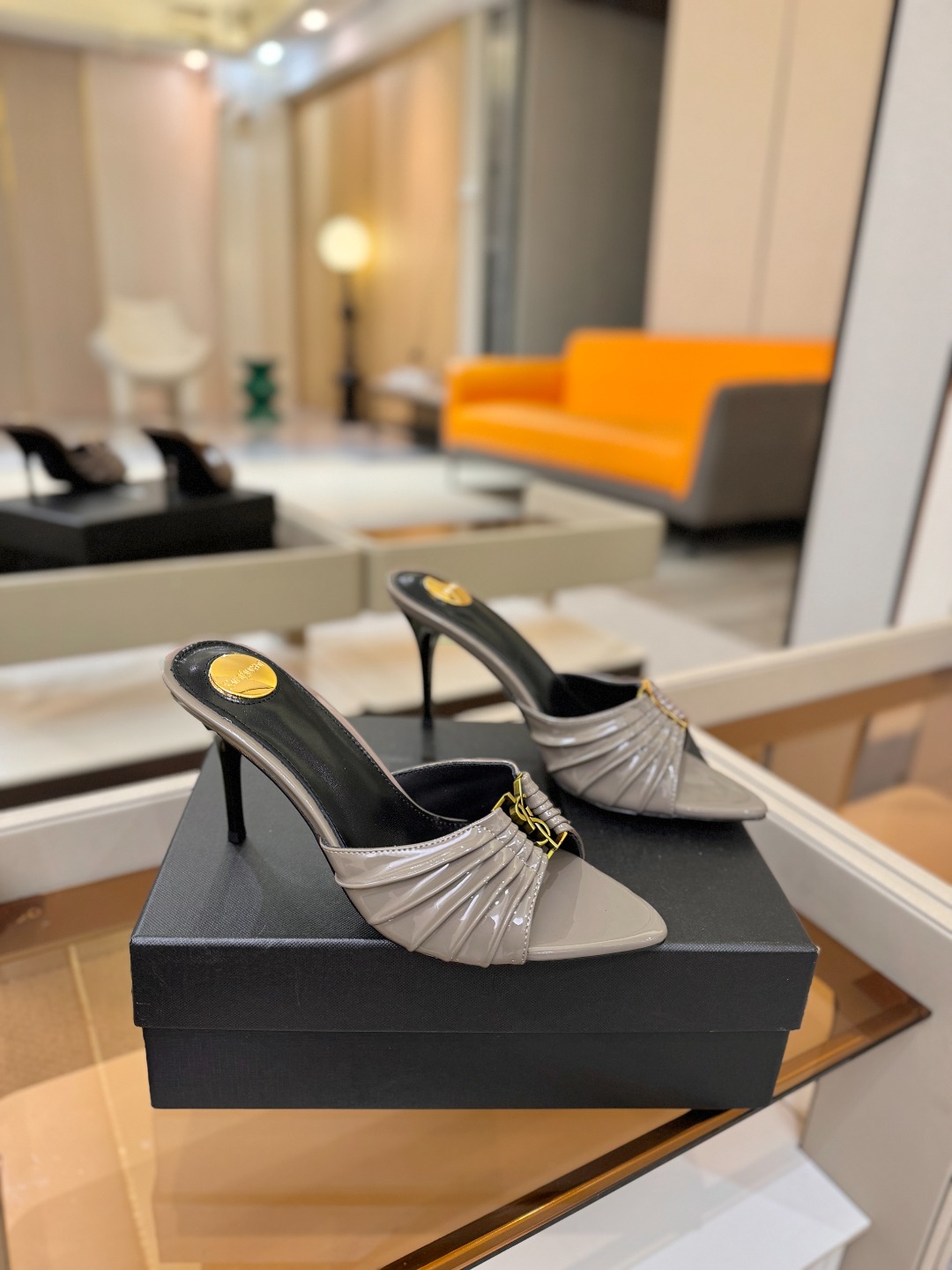 YSL「SAINT LAURENT*」  夏季新品 尖头优雅大气高跟拖鞋 ——————————  尖头设计拉长腿部线条，