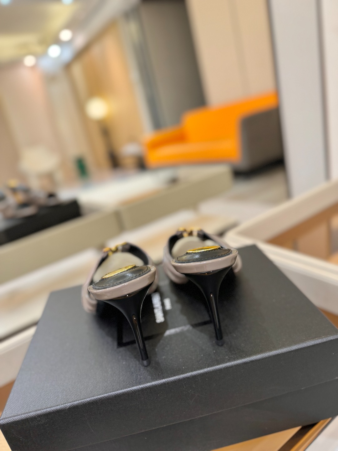 YSL「SAINT LAURENT*」  夏季新品 尖头优雅大气高跟拖鞋 ——————————  尖头设计拉长腿部线条，
