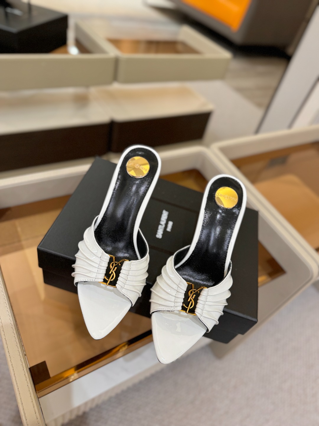 YSL「SAINT LAURENT*」 夏季新品 尖头优雅大气高跟拖鞋 —————————— 尖头设计拉长腿部线条, YSL「SAINT LAURENT*」 夏季新品 尖头优雅大气高跟拖鞋 —————————— 尖头设计拉长腿部线条,