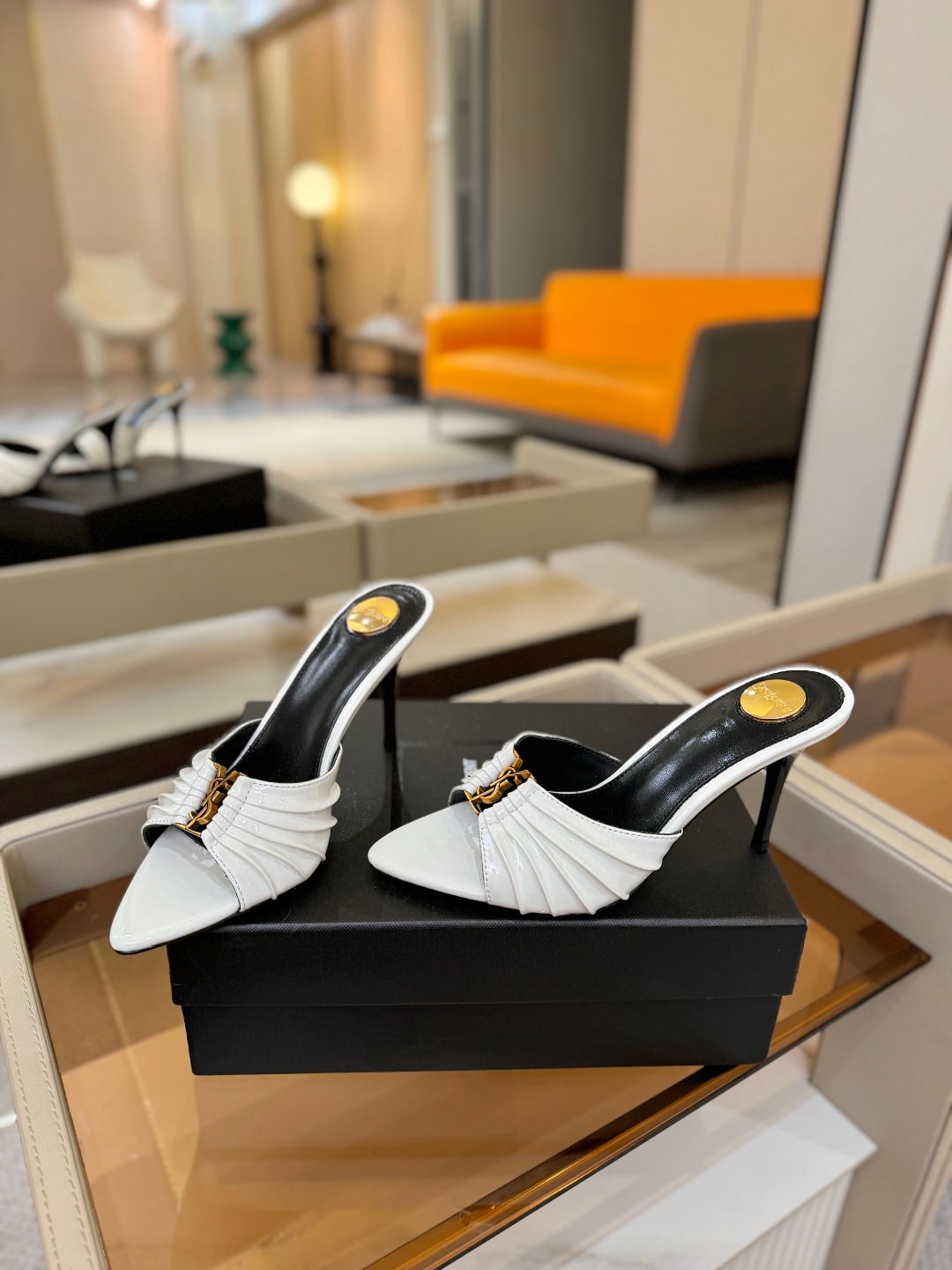 YSL「SAINT LAURENT*」 夏季新品 尖头优雅大气高跟拖鞋 —————————— 尖头设计拉长腿部线条, YSL「SAINT LAURENT*」 夏季新品 尖头优雅大气高跟拖鞋 —————————— 尖头设计拉长腿部线条,