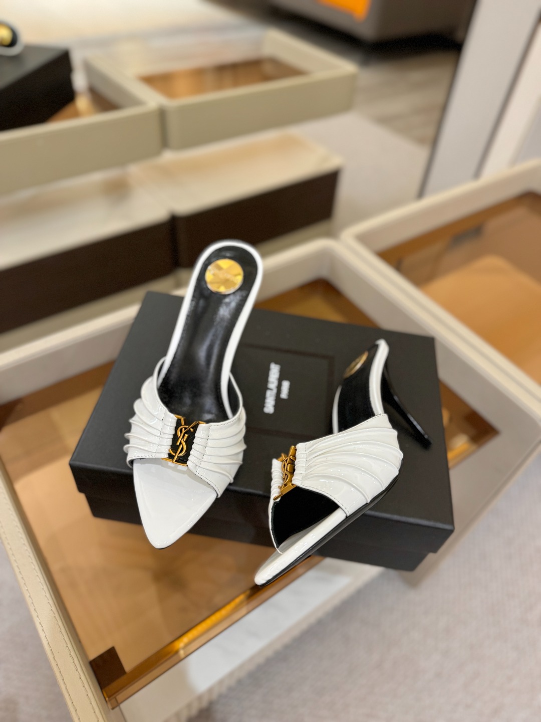 YSL「SAINT LAURENT*」 夏季新品 尖头优雅大气高跟拖鞋 —————————— 尖头设计拉长腿部线条, YSL「SAINT LAURENT*」 夏季新品 尖头优雅大气高跟拖鞋 —————————— 尖头设计拉长腿部线条,