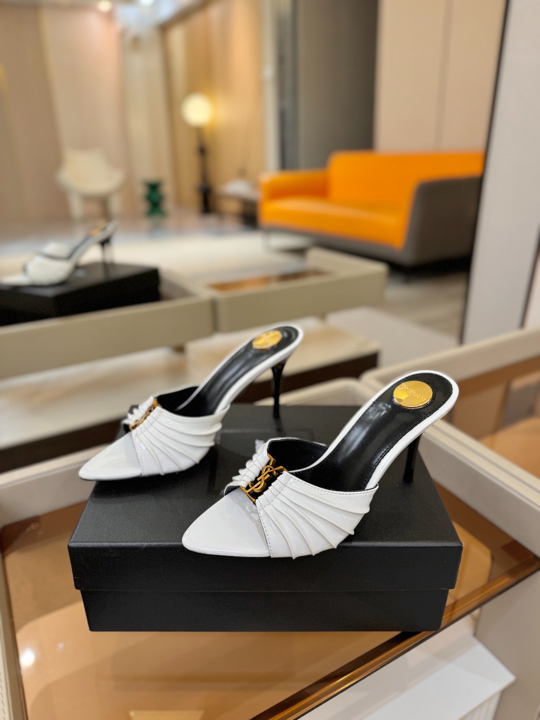 YSL「SAINT LAURENT*」 夏季新品 尖头优雅大气高跟拖鞋 —————————— 尖头设计拉长腿部线条, YSL「SAINT LAURENT*」 夏季新品 尖头优雅大气高跟拖鞋 —————————— 尖头设计拉长腿部线条,
