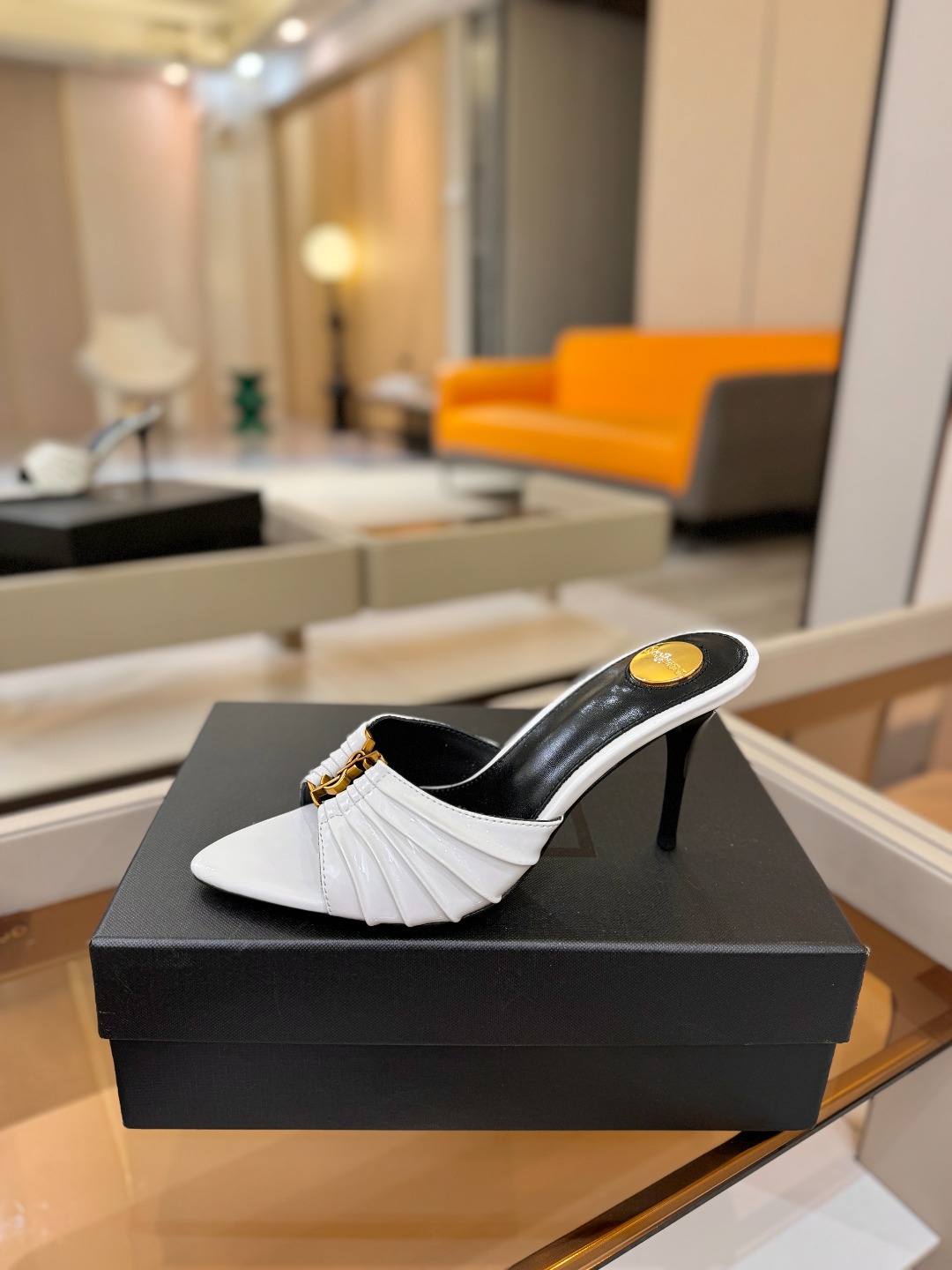 YSL「SAINT LAURENT*」  夏季新品 尖头优雅大气高跟拖鞋 ——————————  尖头设计拉长腿部线条，