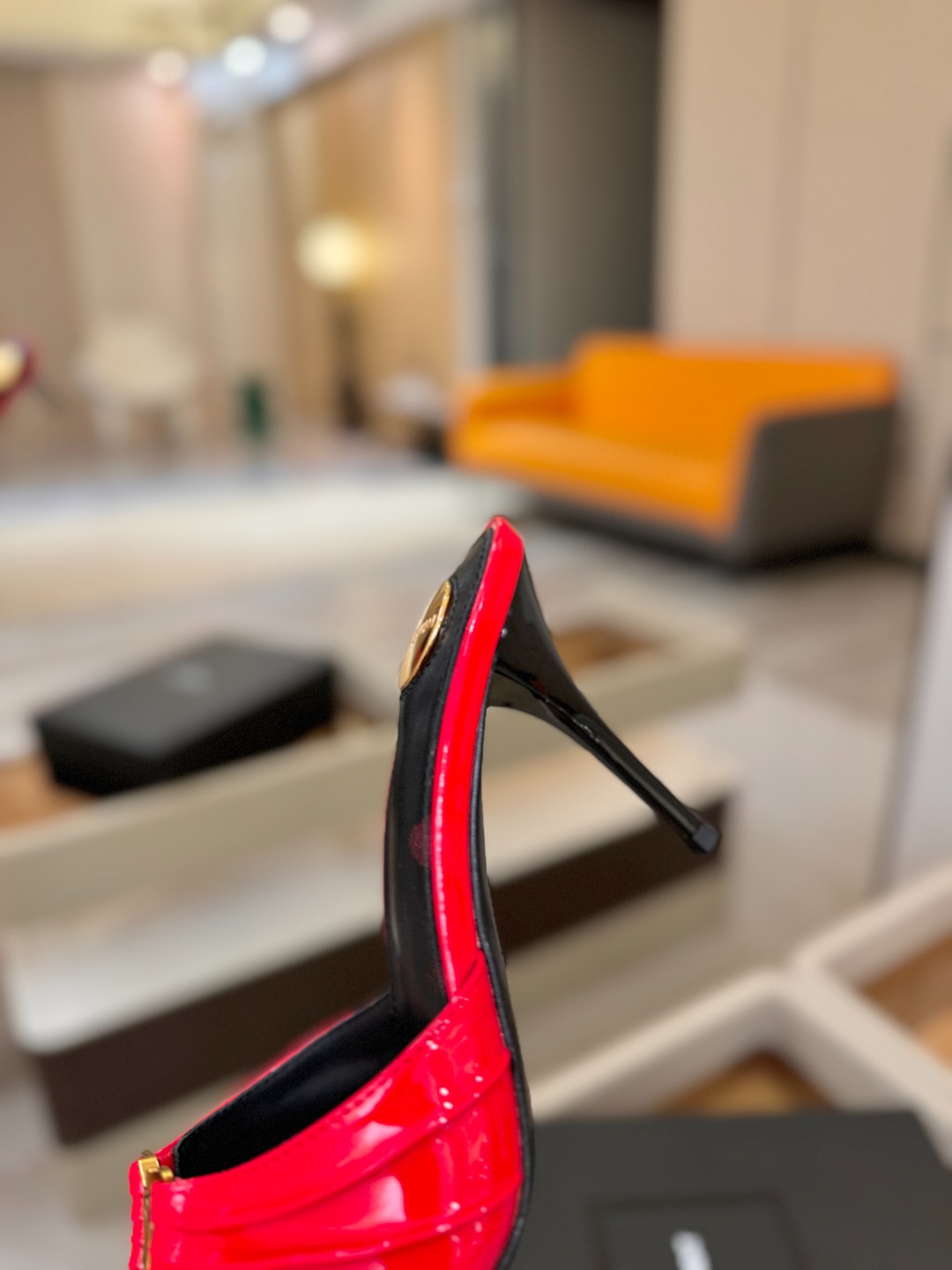 YSL「SAINT LAURENT*」 夏季新品 尖头优雅大气高跟拖鞋 —————————— 尖头设计拉长腿部线条, YSL「SAINT LAURENT*」 夏季新品 尖头优雅大气高跟拖鞋 —————————— 尖头设计拉长腿部线条,